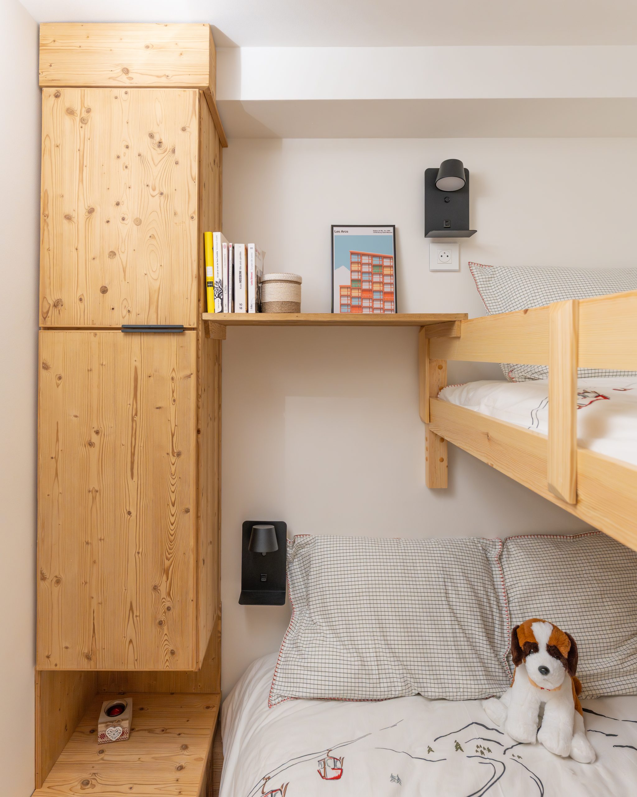 Chambre d'enfant avec lit superposé en bois.