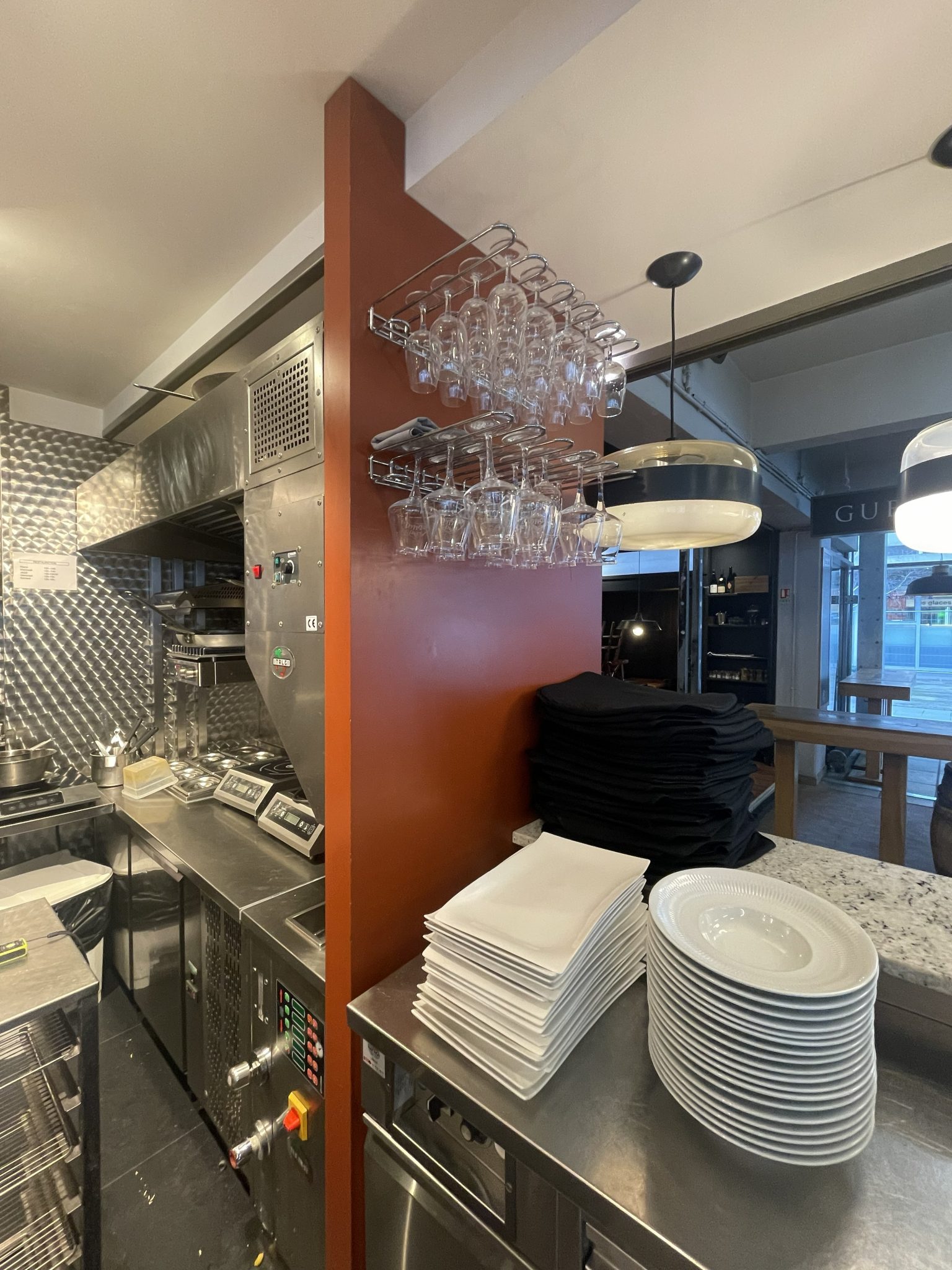 Cuisine de restaurant avec vaisselle empilée