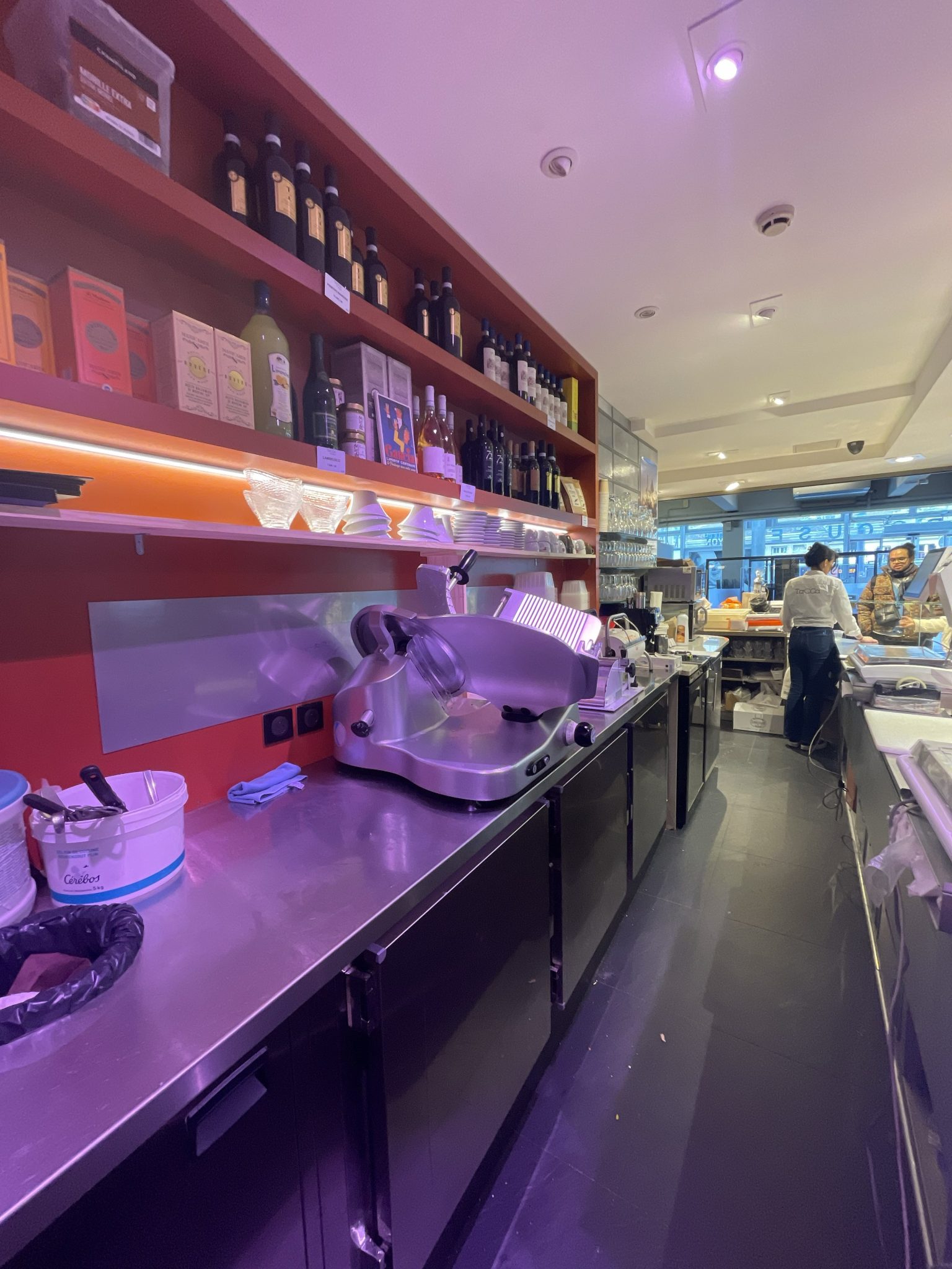 Cuisine professionnelle avec étagères à bouteilles