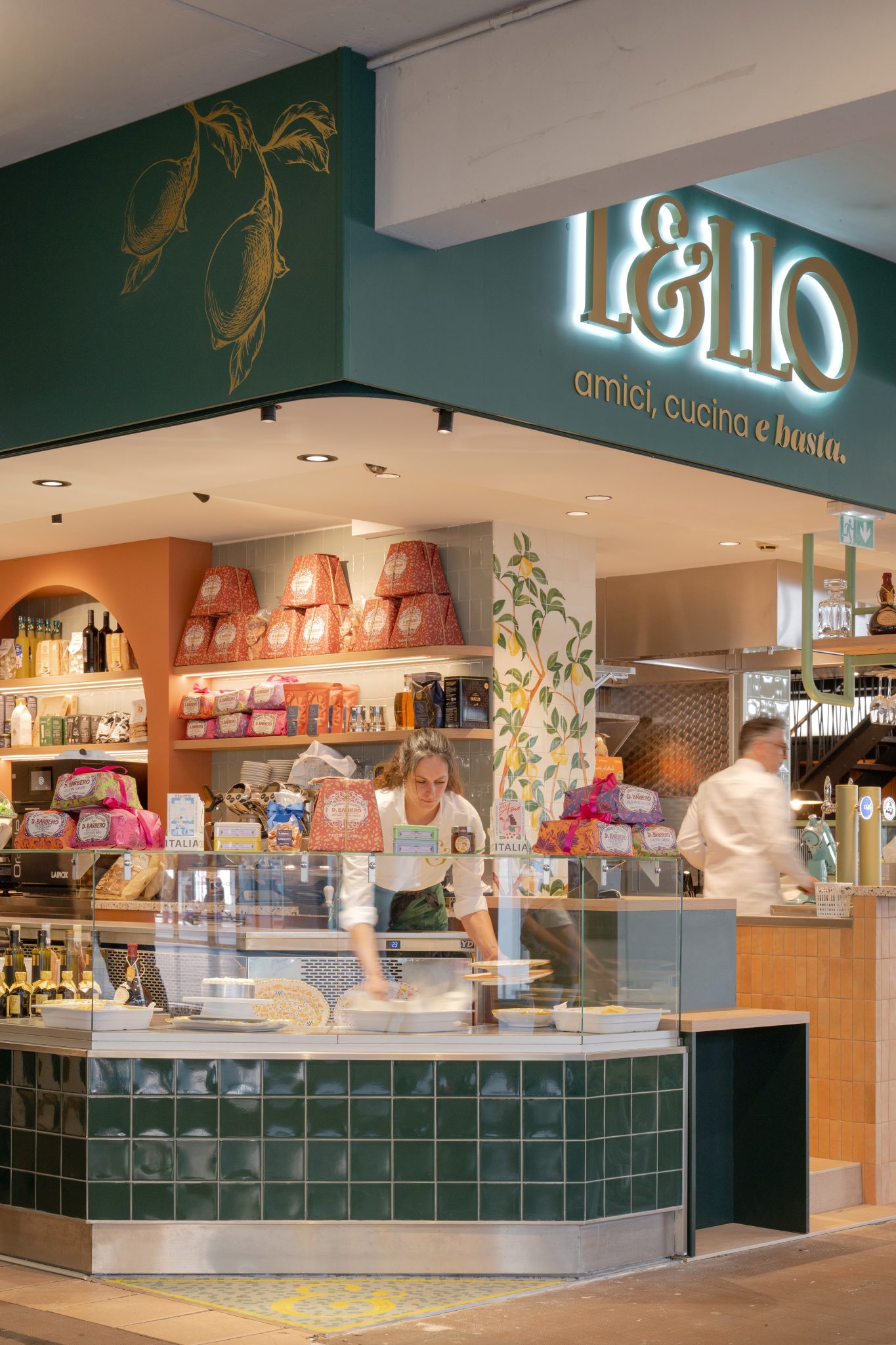 Comptoir de restaurant italien animé