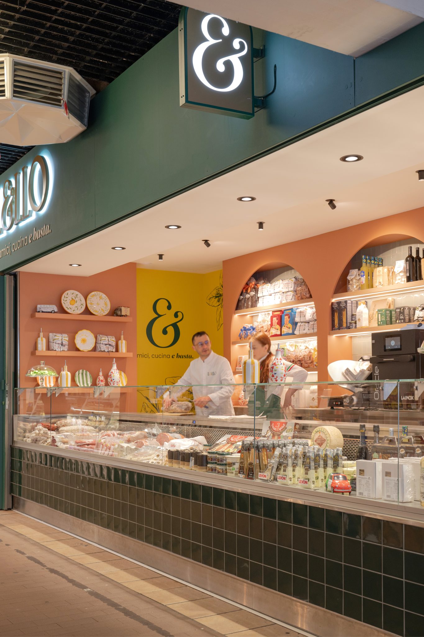 Étal de charcuterie et épicerie fine italienne