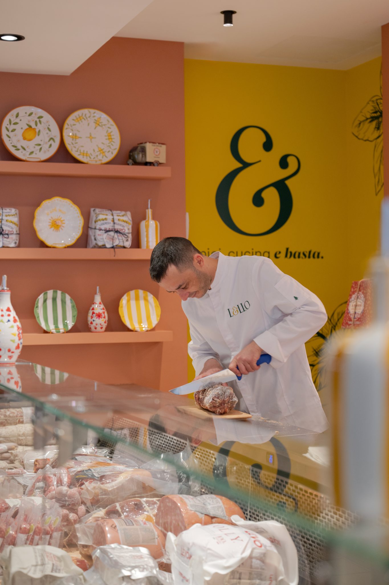 Cuisinier tranchant de la viande dans une charcuterie