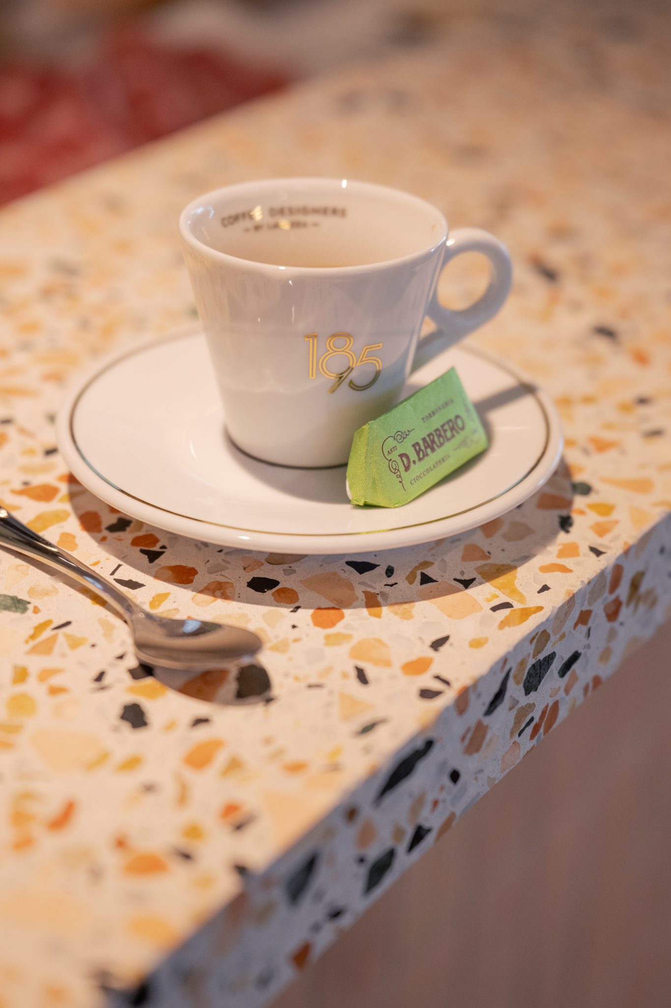 Tasse de café sur une table terrazzo