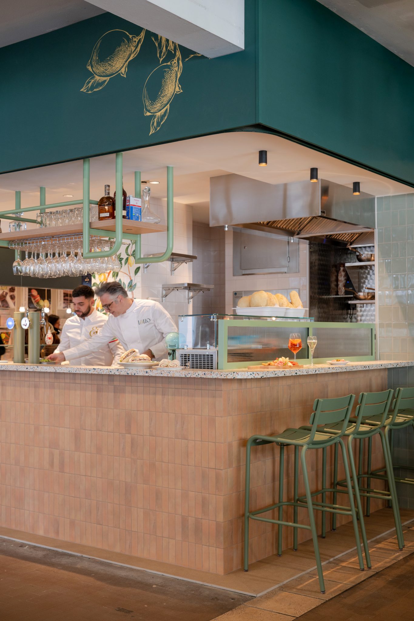 Cuisine ouverte avec chefs en action