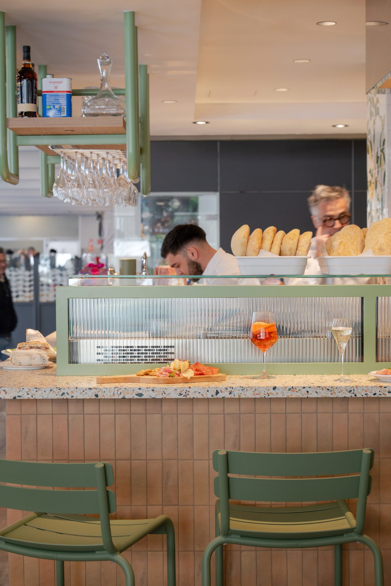 Intérieur d'un café moderne avec bar.
