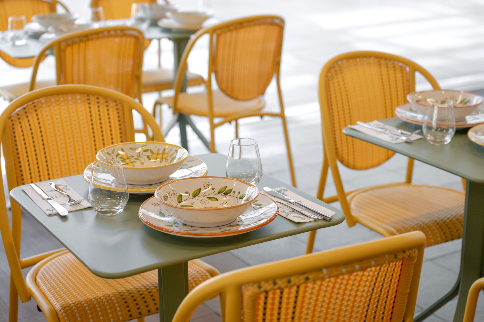 Tables de restaurant avec vaisselle colorée