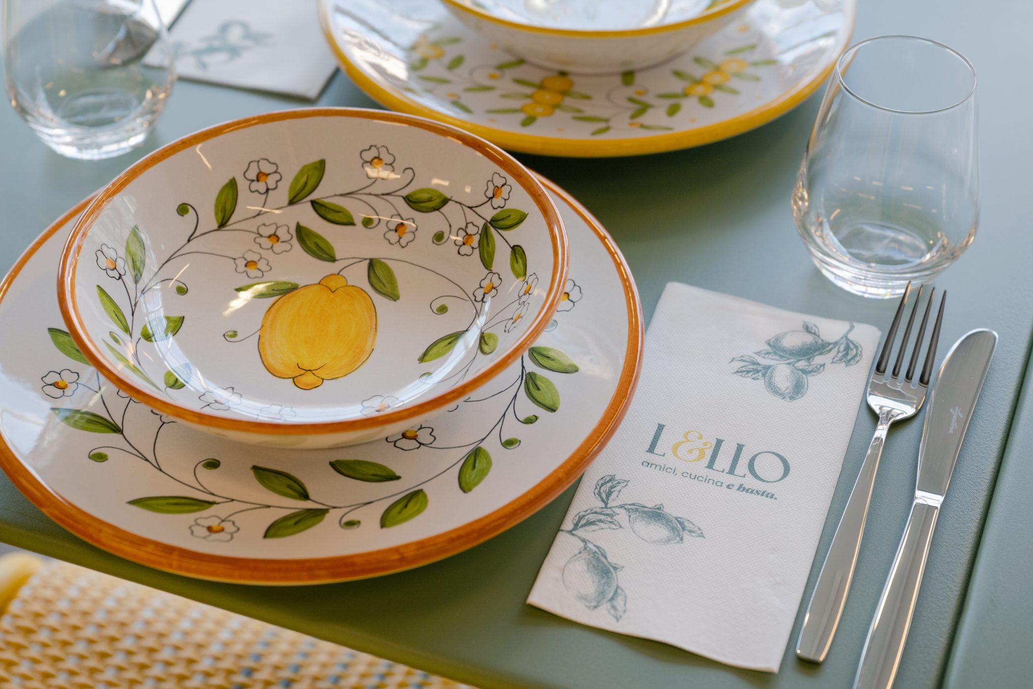 Vaisselle à motifs de citrons et fleurs