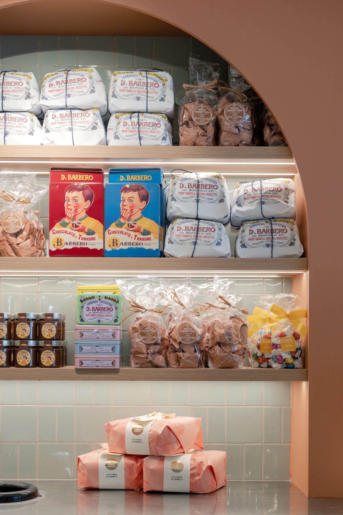 Étagères de produits italiens D. Barbero