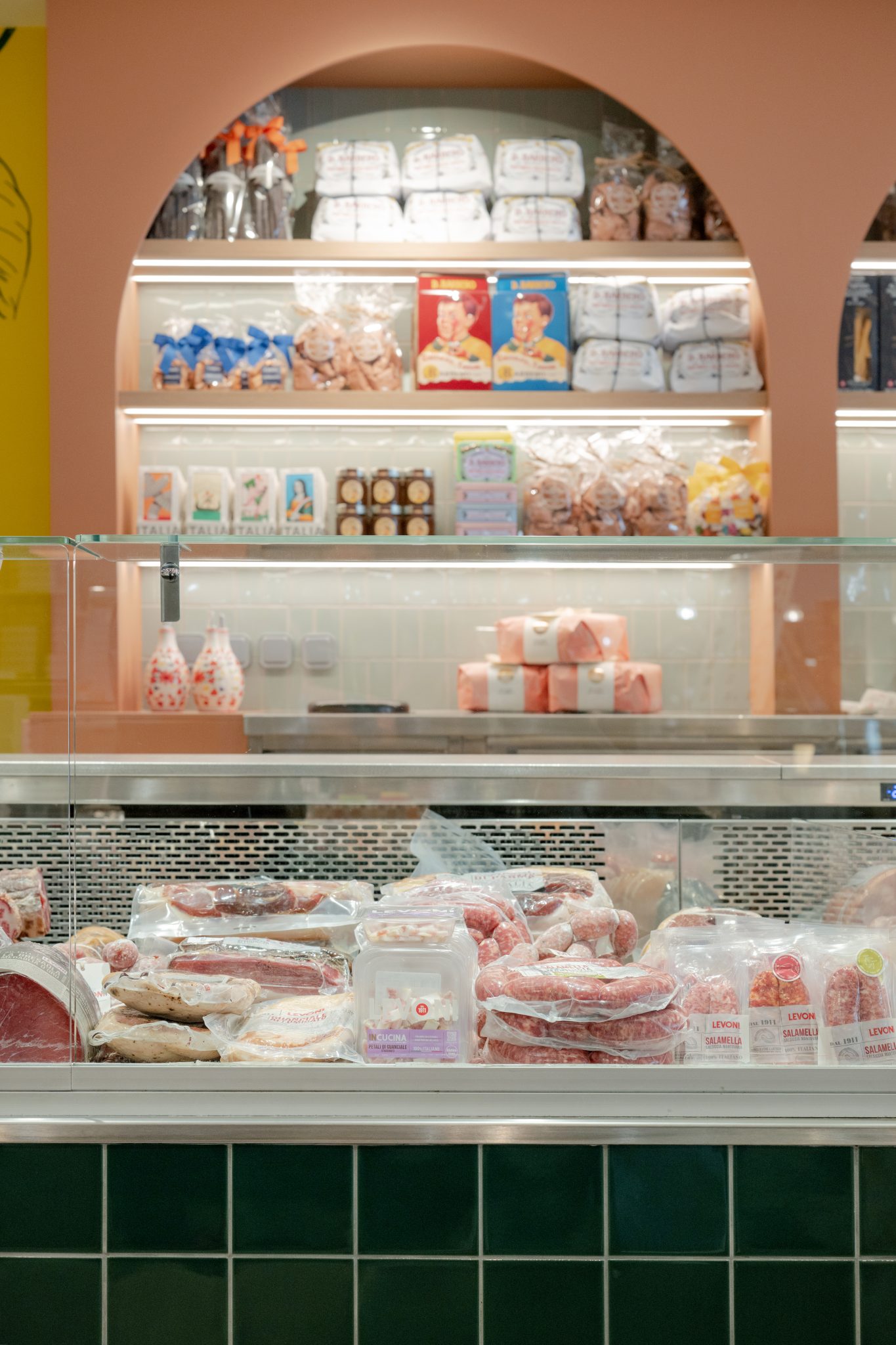 Étal de charcuterie dans un magasin alimentaire
