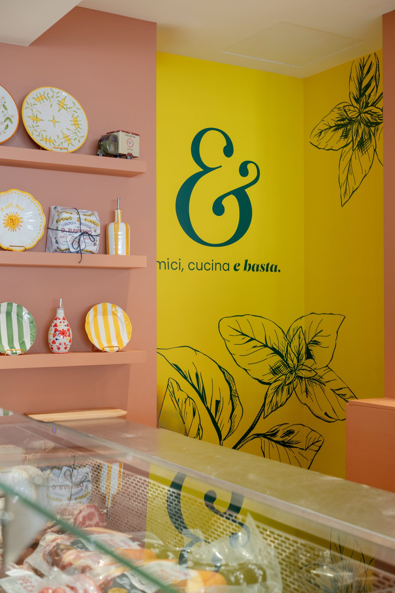 Intérieur de magasin coloré avec étagères et murs décorés.