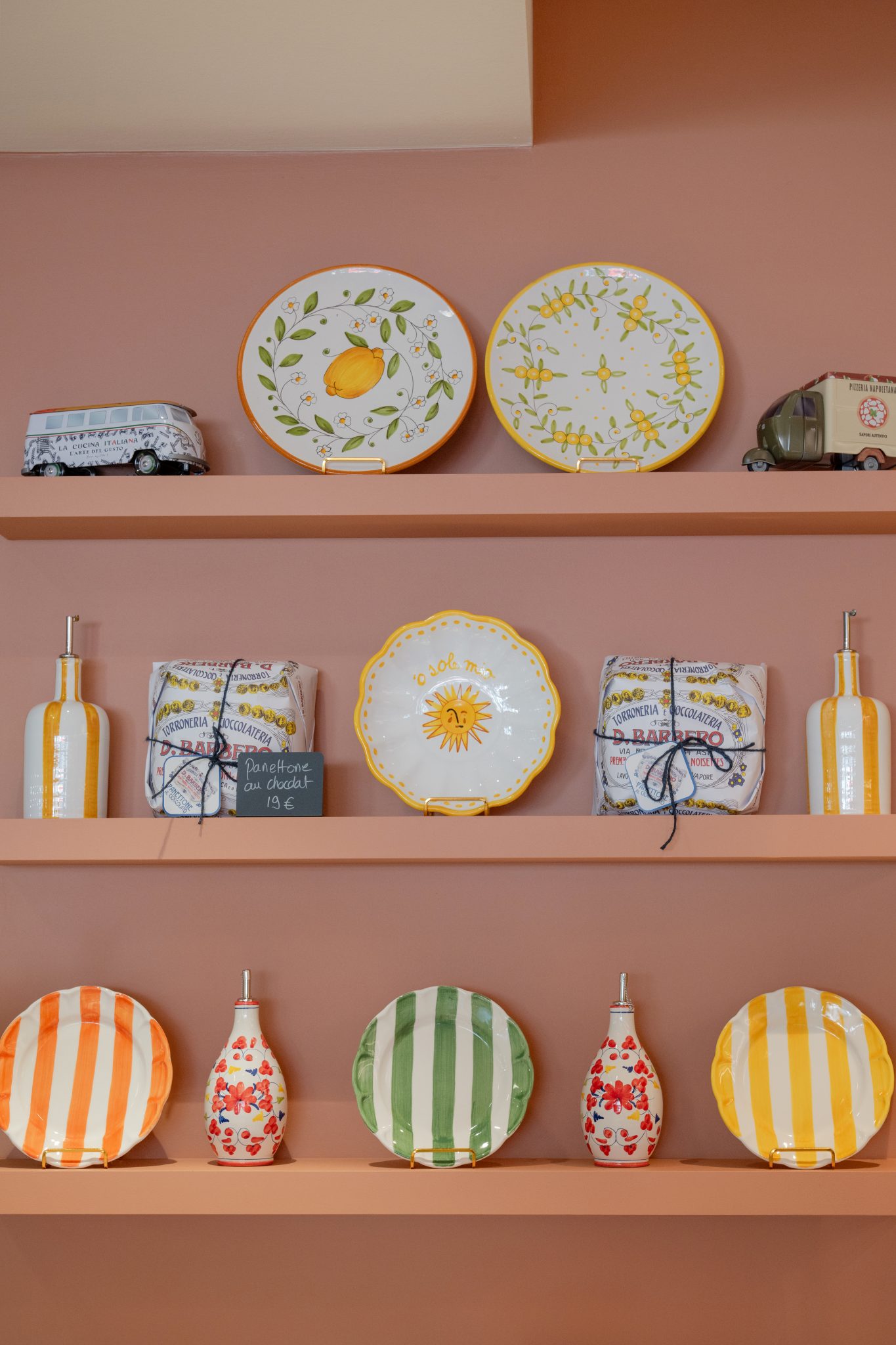 Étagères avec vaisselle colorée et décorations.