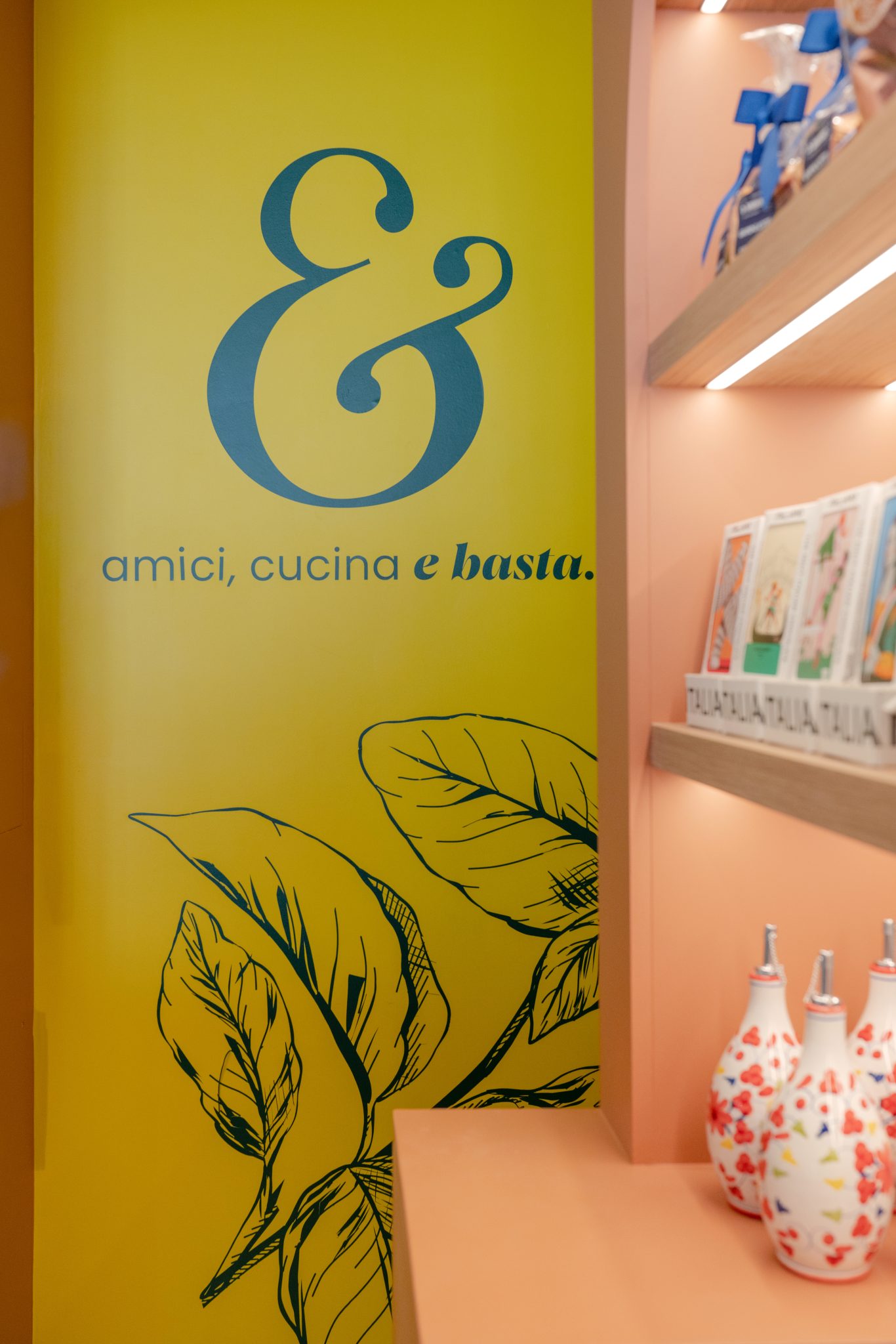 Affiche jaune dans une cuisine italienne