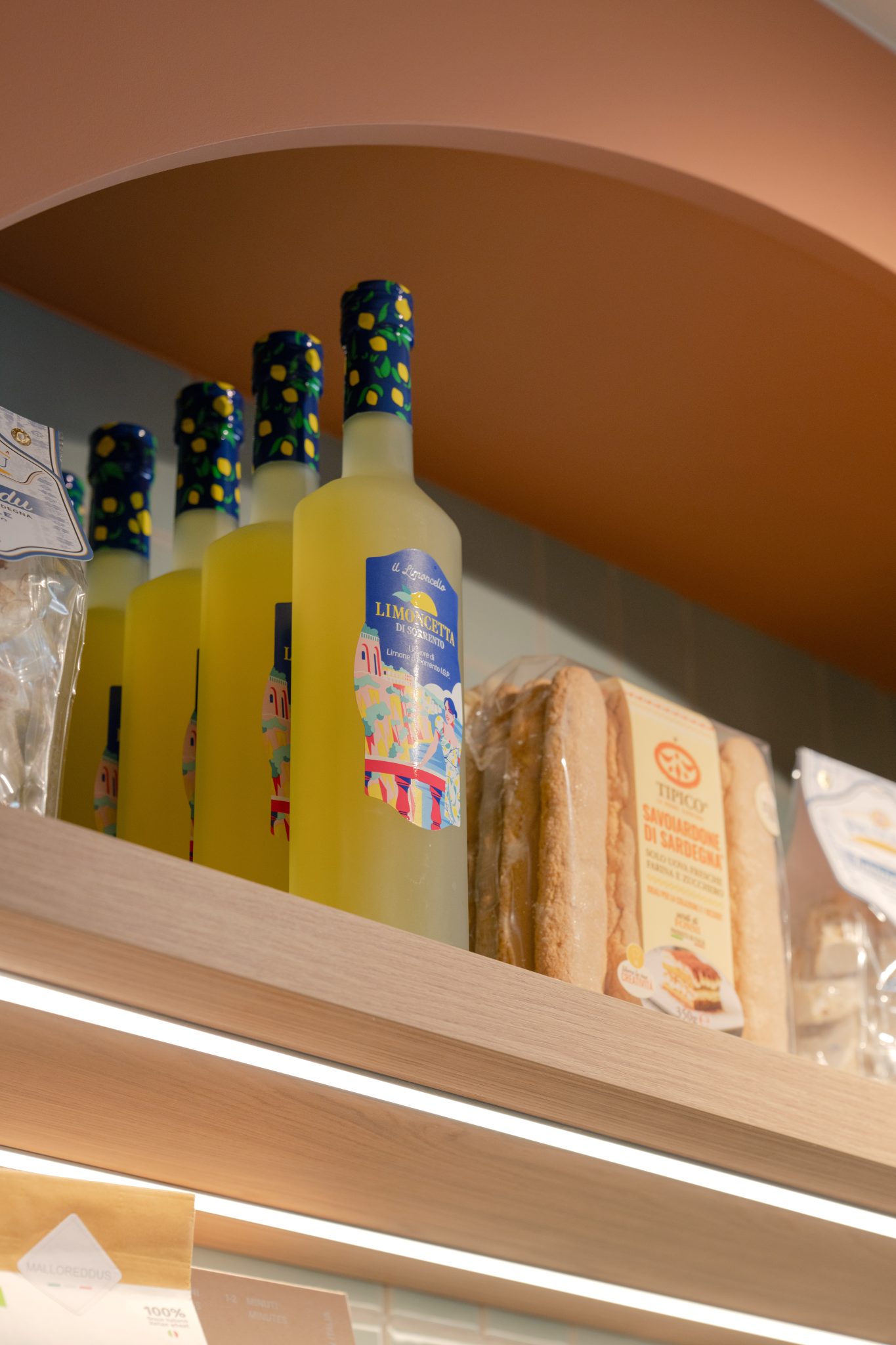 Bouteilles de limoncello sur une étagère