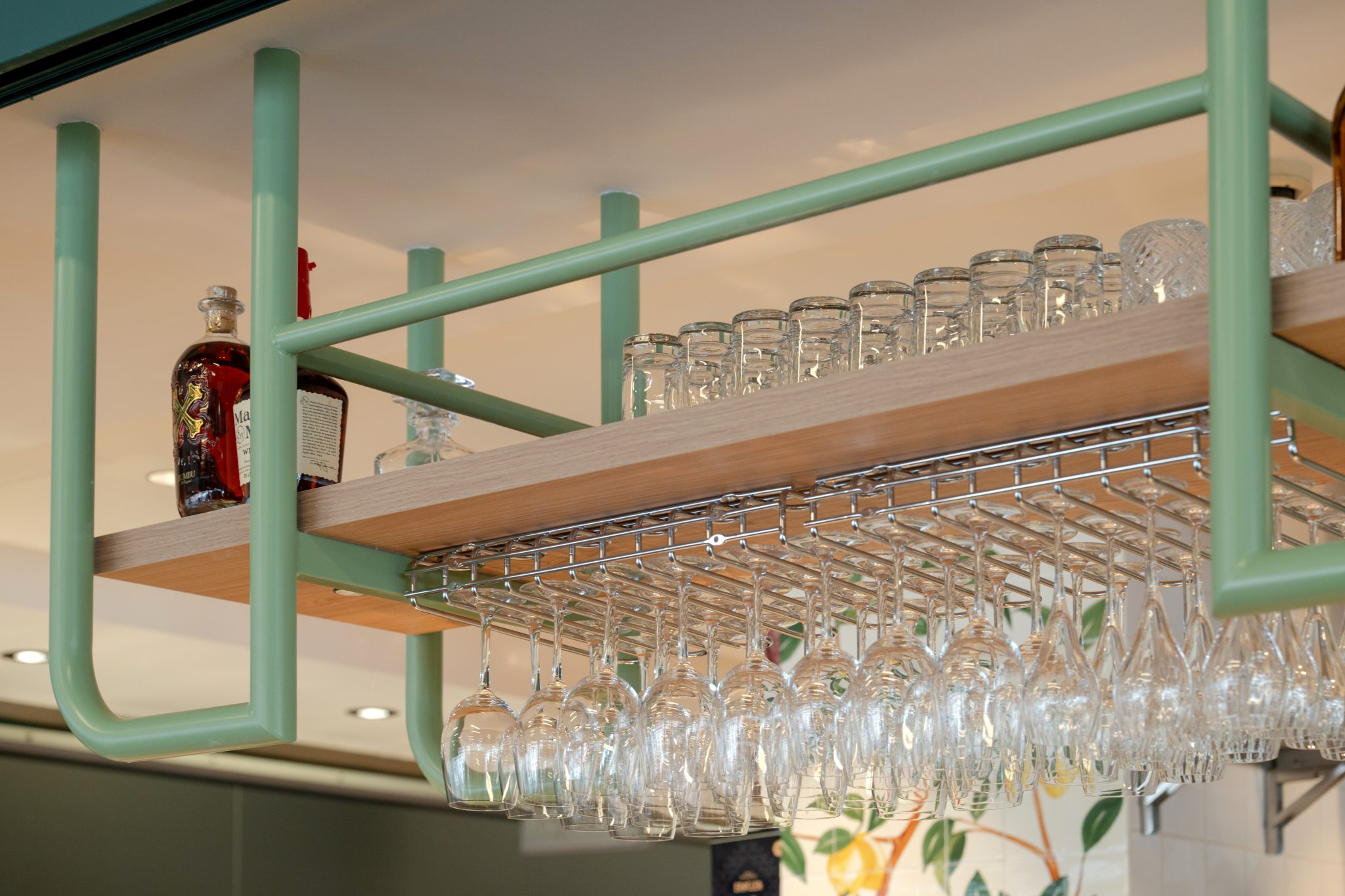 Étagère de bar avec verres suspendus
