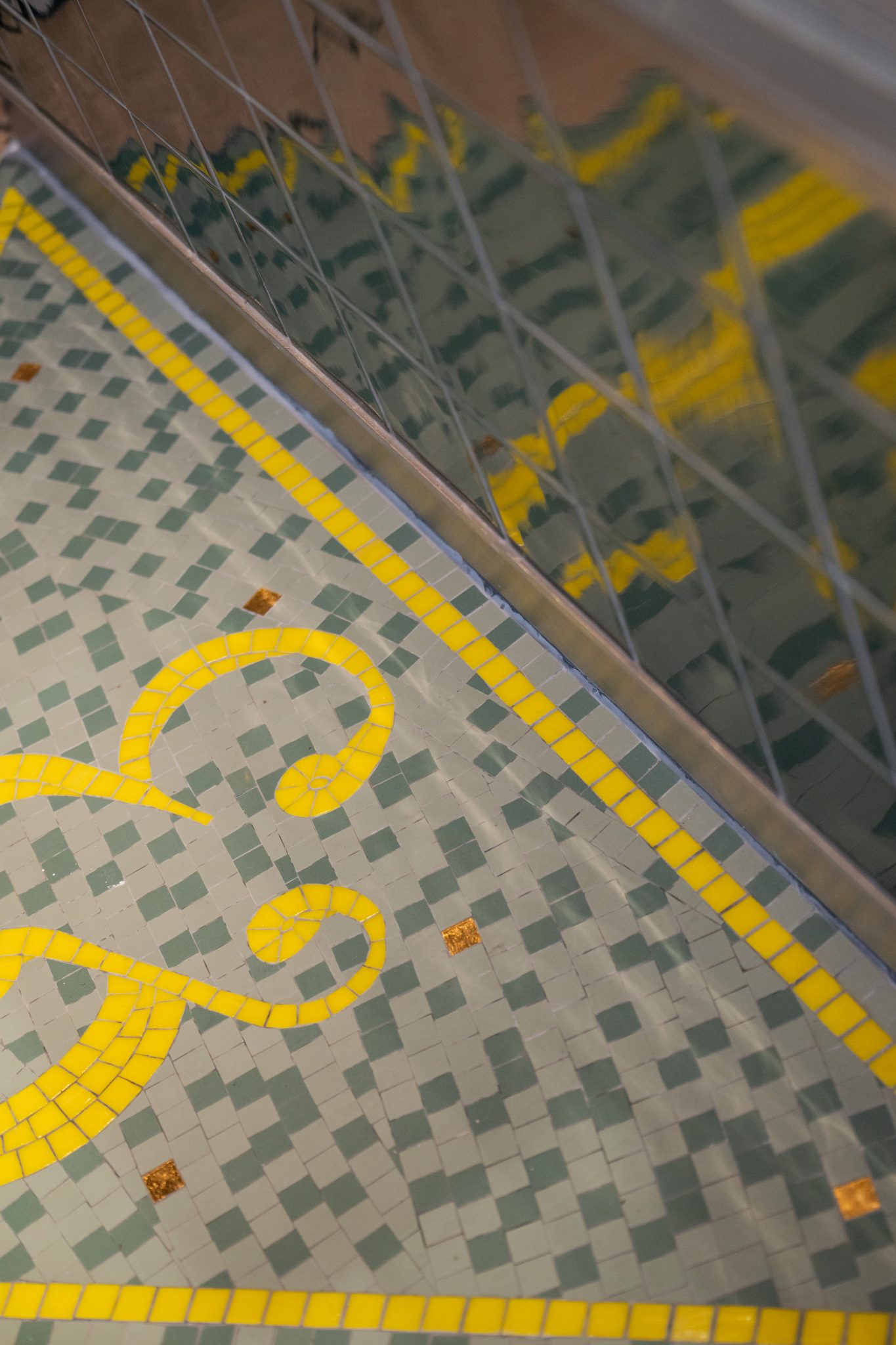 Mosaïque jaune et verte sur le sol