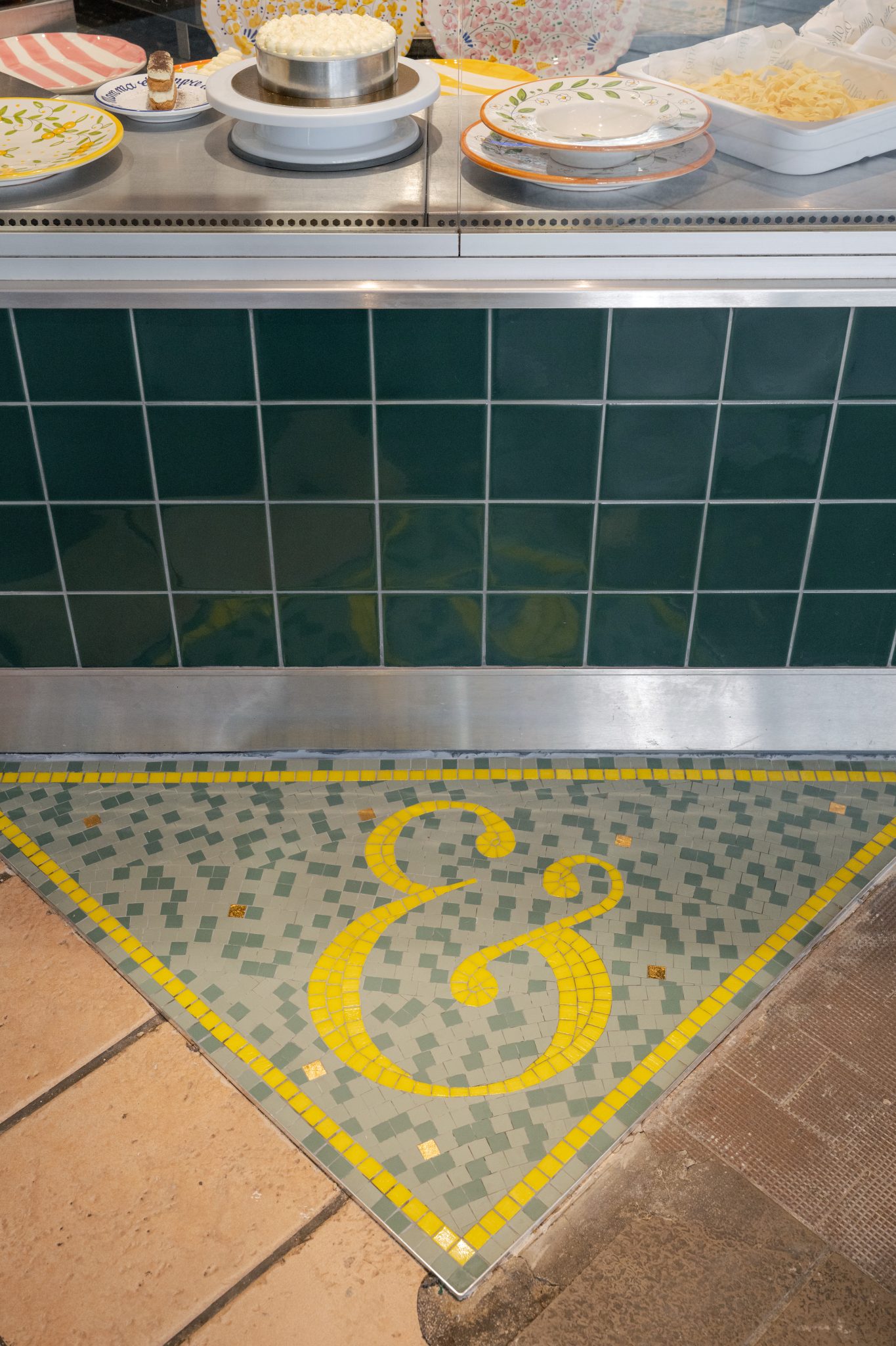 Motif mosaïque en forme de esperluette au sol
