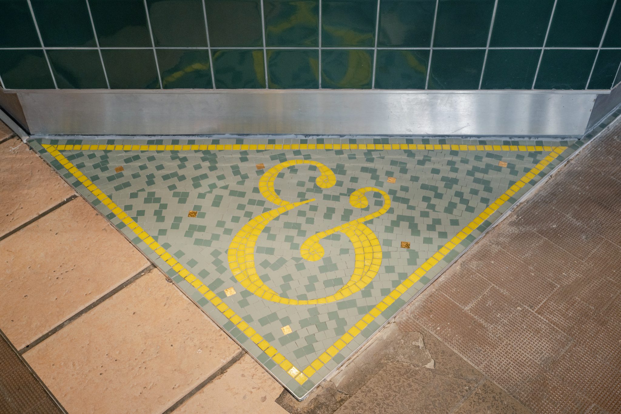 Mosaïque en forme de triangle avec un symbole