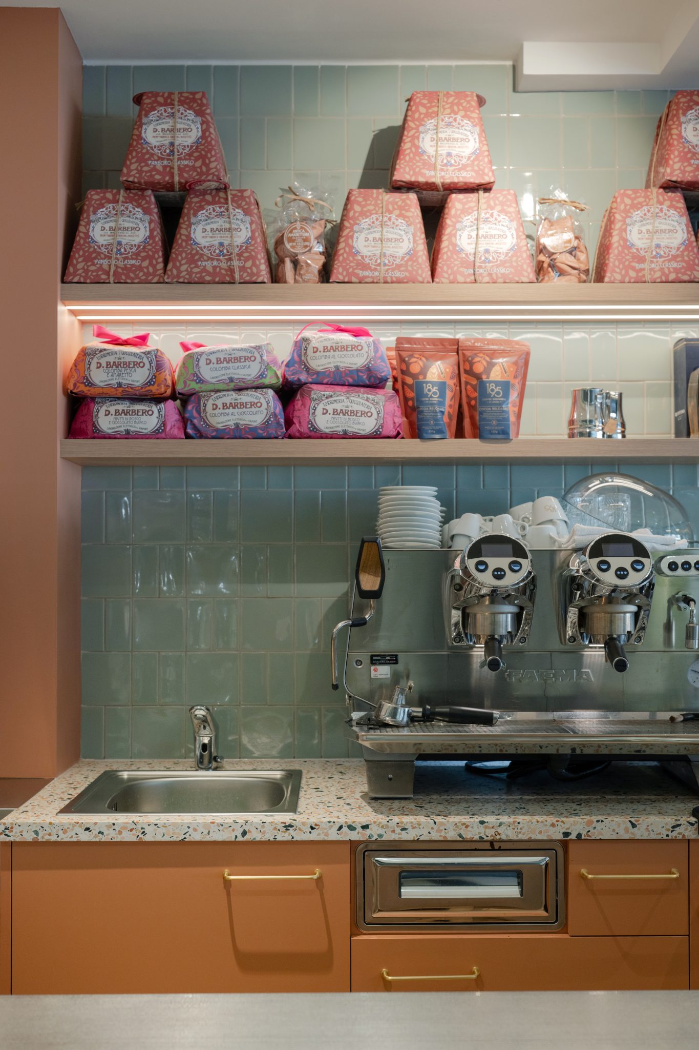 Café moderne avec cafetière et étagères garnies
