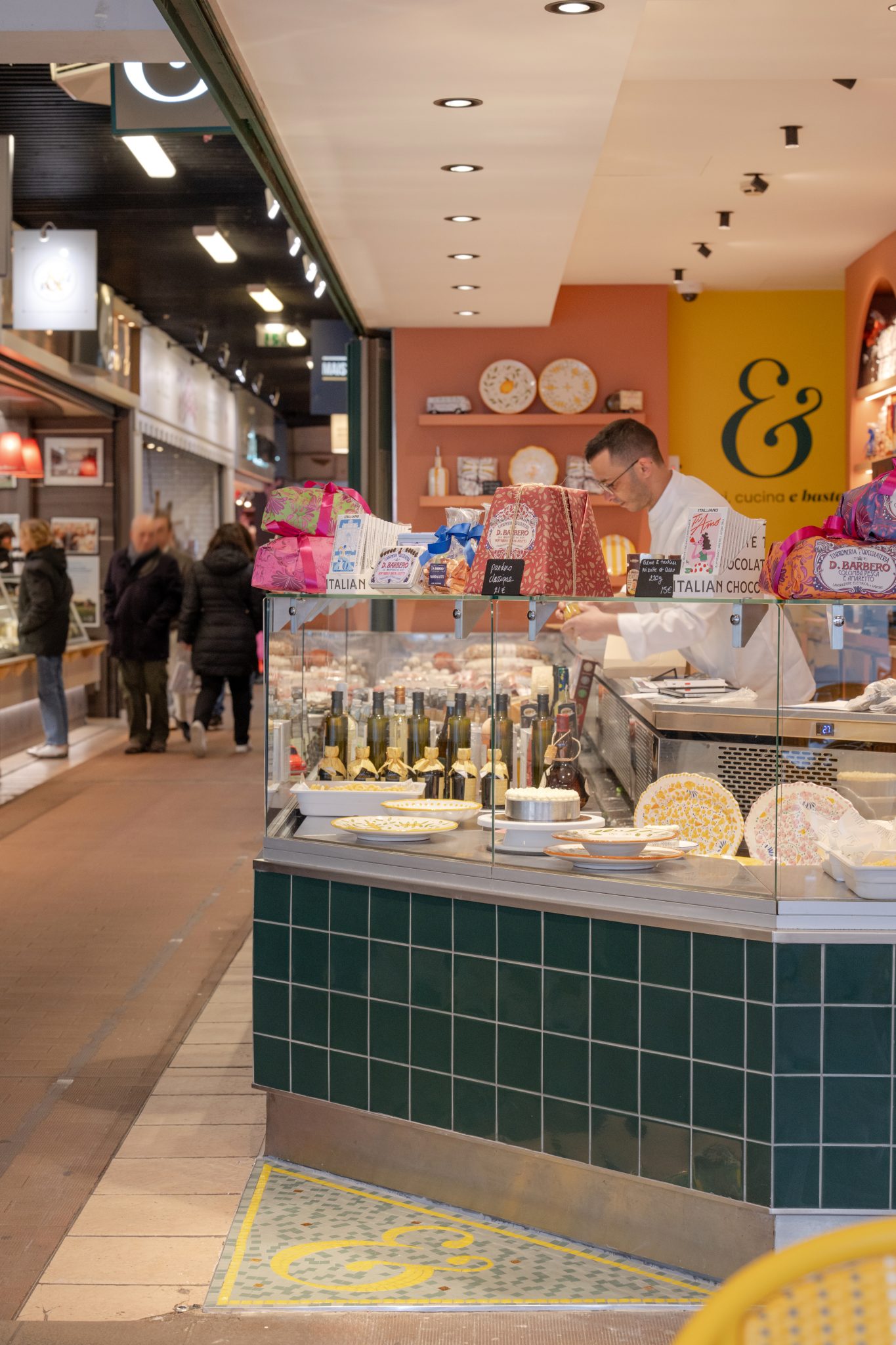 Étal de marché italien avec produits gastronomiques
